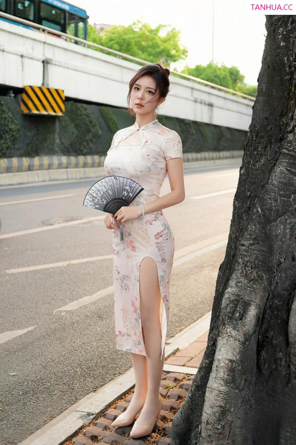   [XiuRen]高清写真图 2025.06.17 No.10419 玫瑰我爱你 浅色旗袍第4张图片